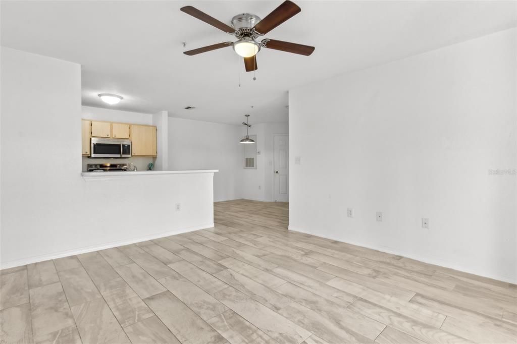 合同活跃: $169,000 (1 贝兹, 1 浴室, 734 平方英尺)