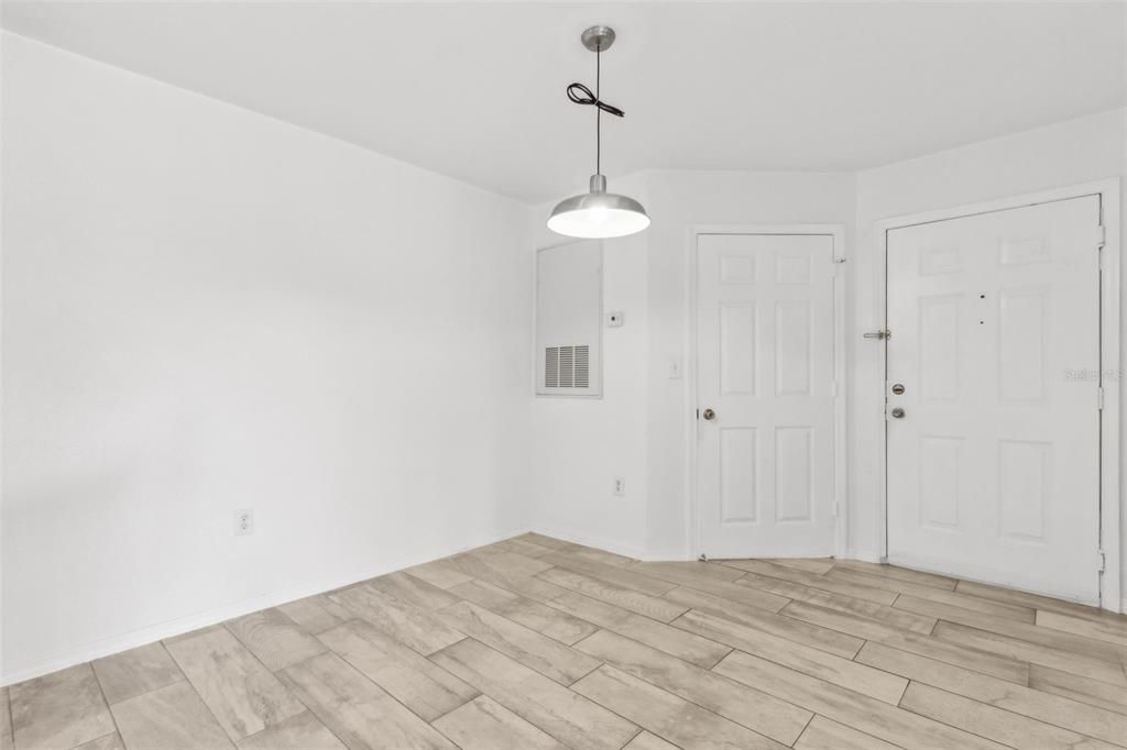 合同活跃: $169,000 (1 贝兹, 1 浴室, 734 平方英尺)