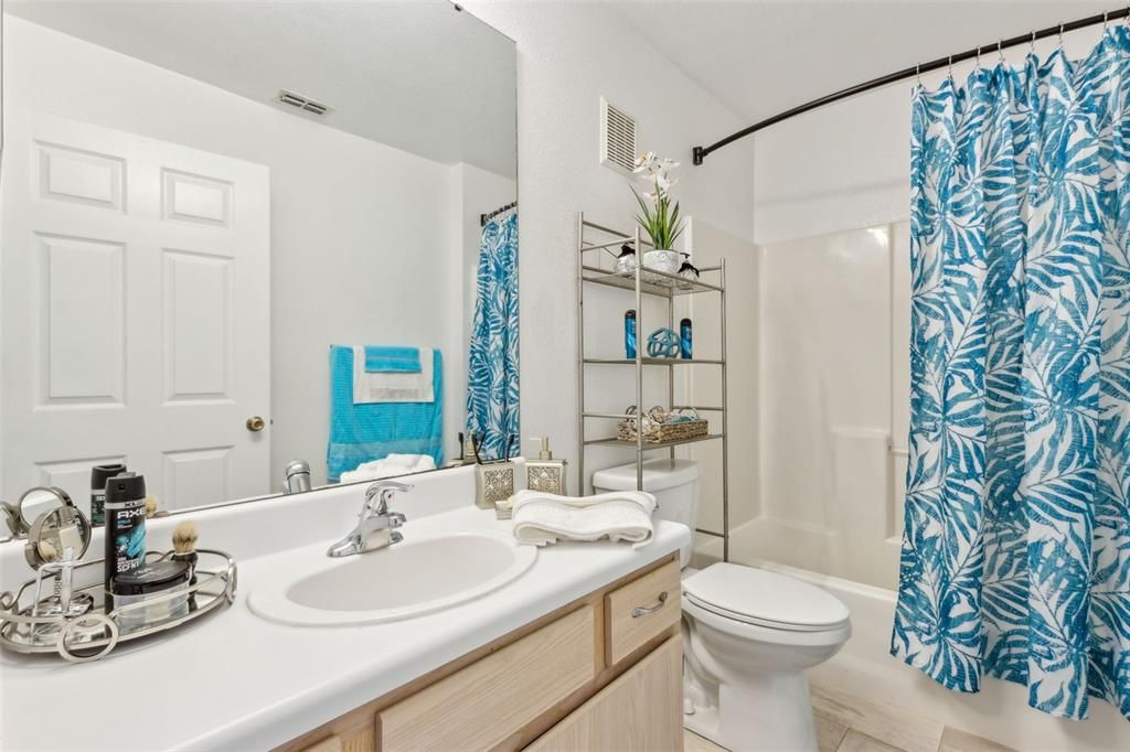 合同活跃: $169,000 (1 贝兹, 1 浴室, 734 平方英尺)