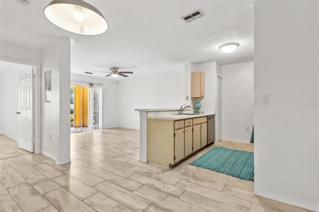 合同活跃: $169,000 (1 贝兹, 1 浴室, 734 平方英尺)