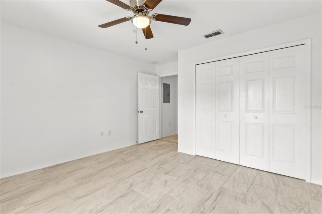 合同活跃: $169,000 (1 贝兹, 1 浴室, 734 平方英尺)