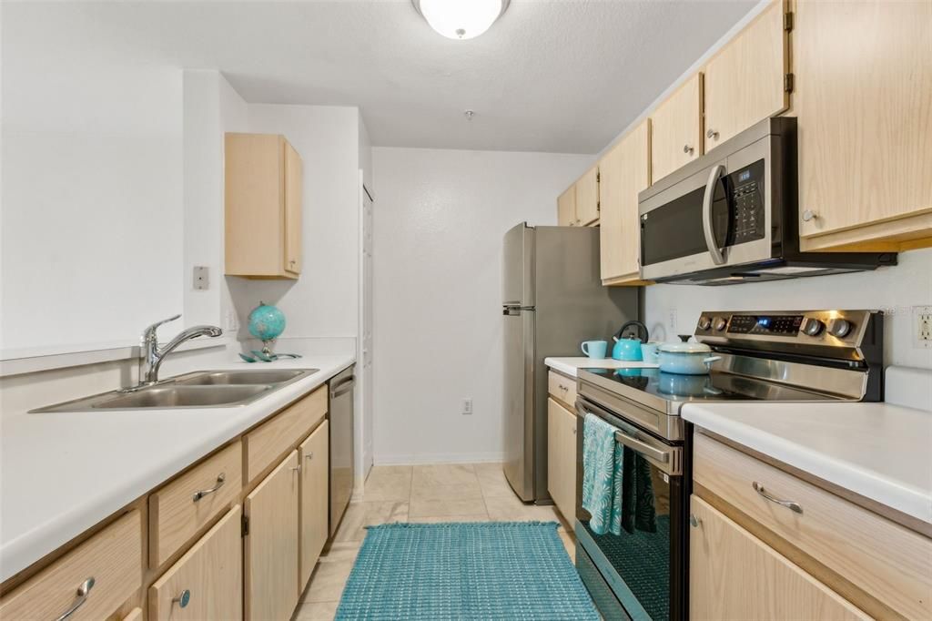 合同活跃: $169,000 (1 贝兹, 1 浴室, 734 平方英尺)