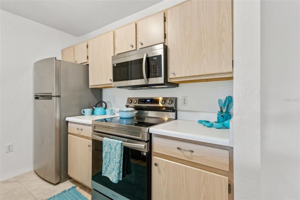 合同活跃: $169,000 (1 贝兹, 1 浴室, 734 平方英尺)