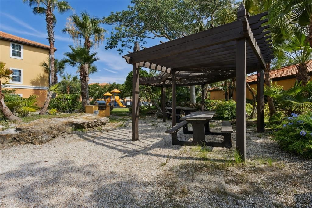 合同活跃: $169,000 (1 贝兹, 1 浴室, 734 平方英尺)