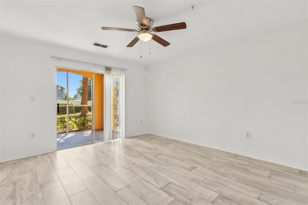 合同活跃: $169,000 (1 贝兹, 1 浴室, 734 平方英尺)