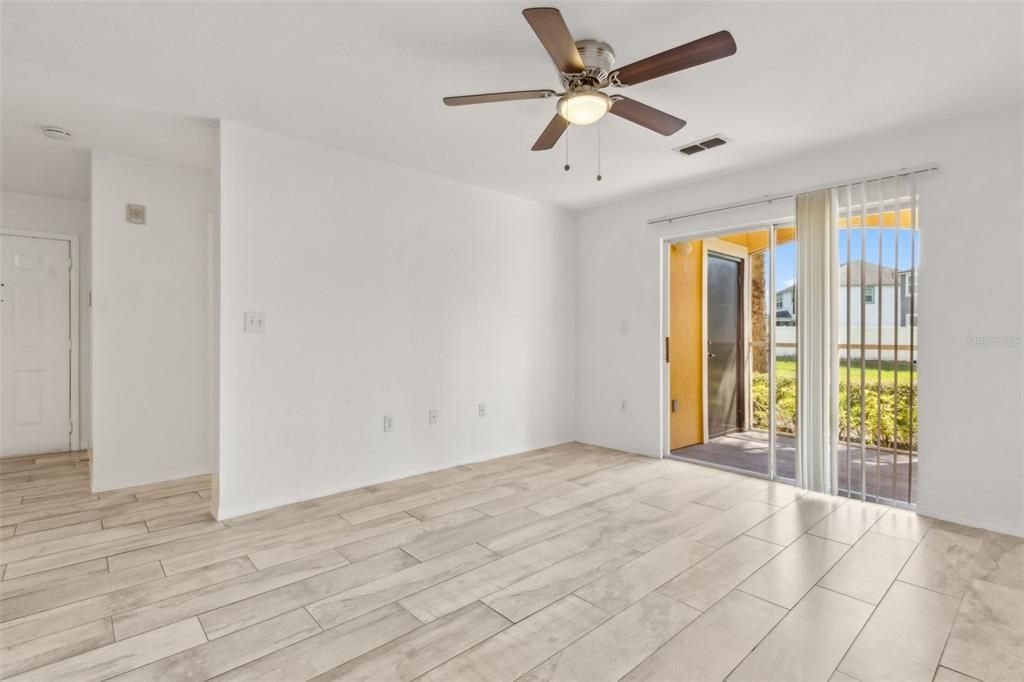 合同活跃: $169,000 (1 贝兹, 1 浴室, 734 平方英尺)