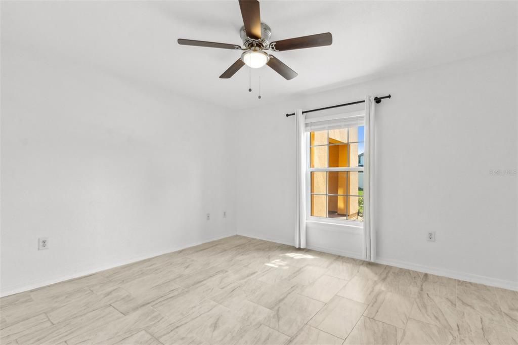 合同活跃: $169,000 (1 贝兹, 1 浴室, 734 平方英尺)