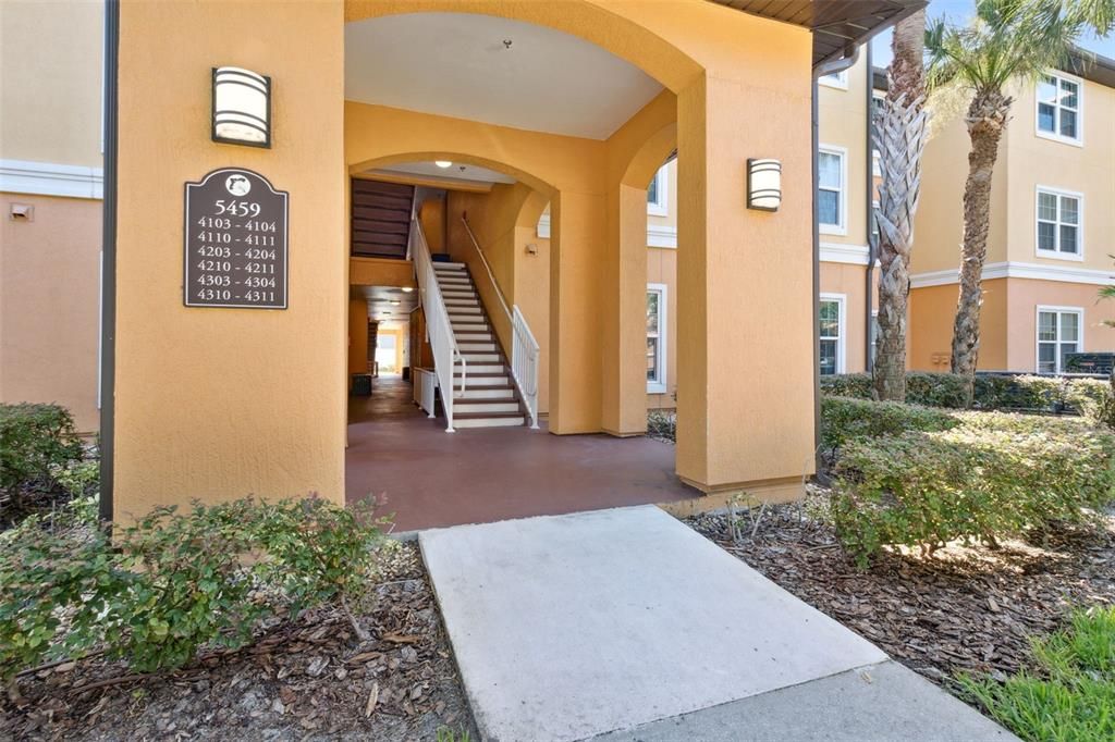 合同活跃: $169,000 (1 贝兹, 1 浴室, 734 平方英尺)