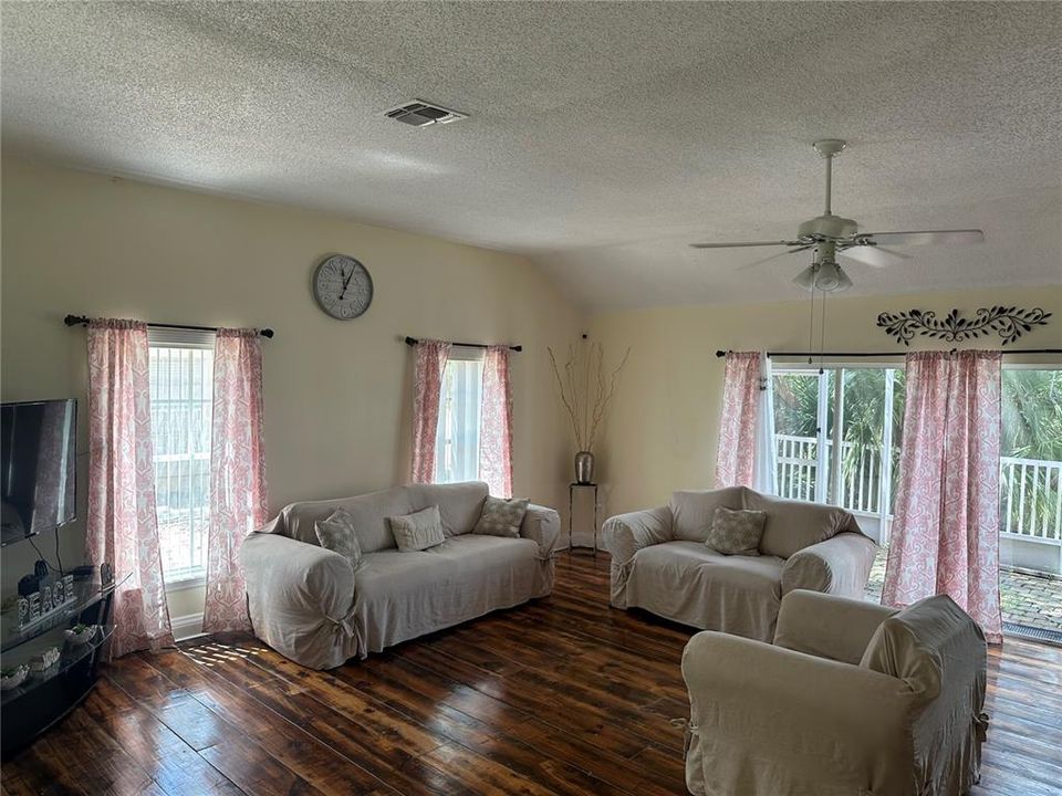 En Venta: $238,999 (3 camas, 2 baños, 1728 Pies cuadrados)