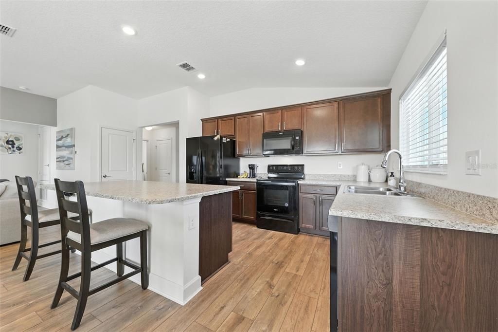 На продажу: $349,900 (3 спален, 2 ванн, 1537 Квадратных фут)