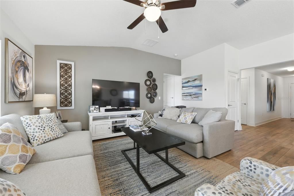 На продажу: $349,900 (3 спален, 2 ванн, 1537 Квадратных фут)