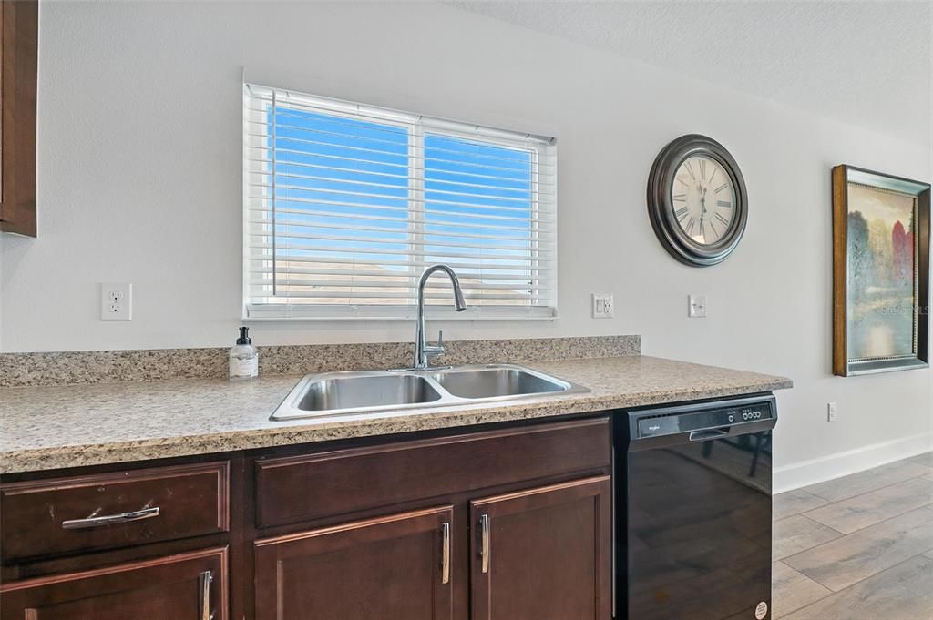 На продажу: $349,900 (3 спален, 2 ванн, 1537 Квадратных фут)