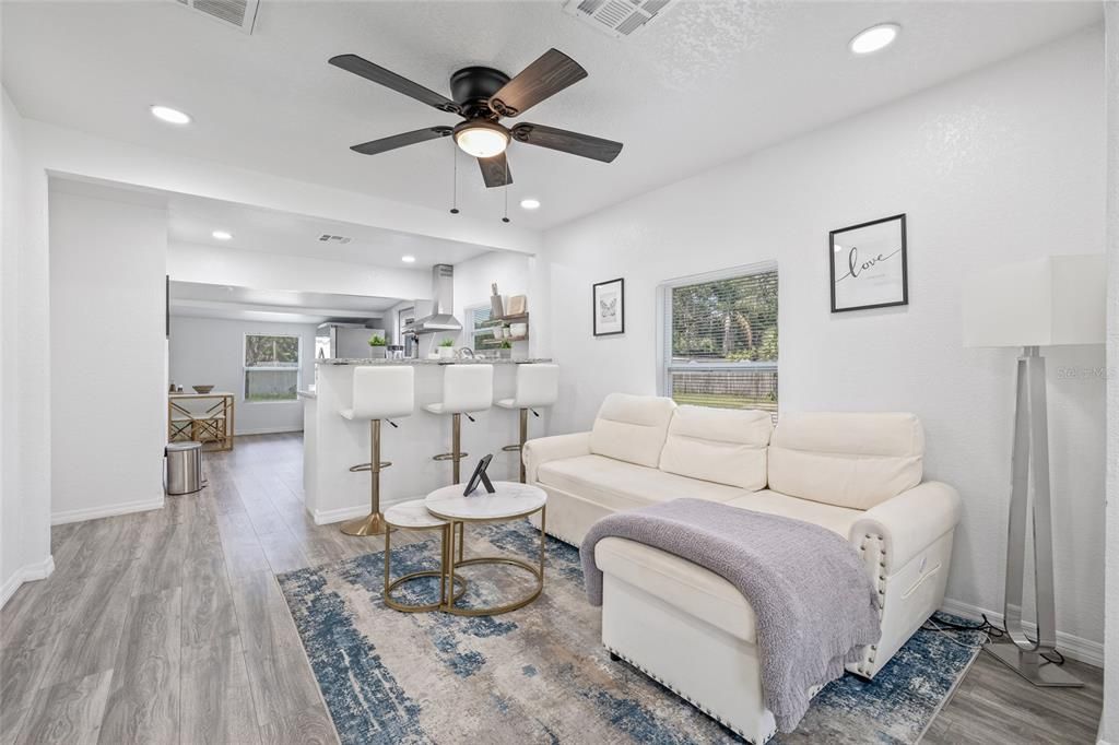 Active With Contract: $219,900 (2 beds, 1 baths, 744 Square Feet)