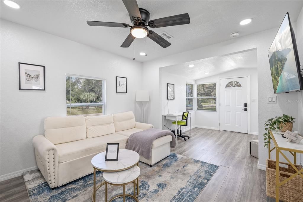 Active With Contract: $219,900 (2 beds, 1 baths, 744 Square Feet)
