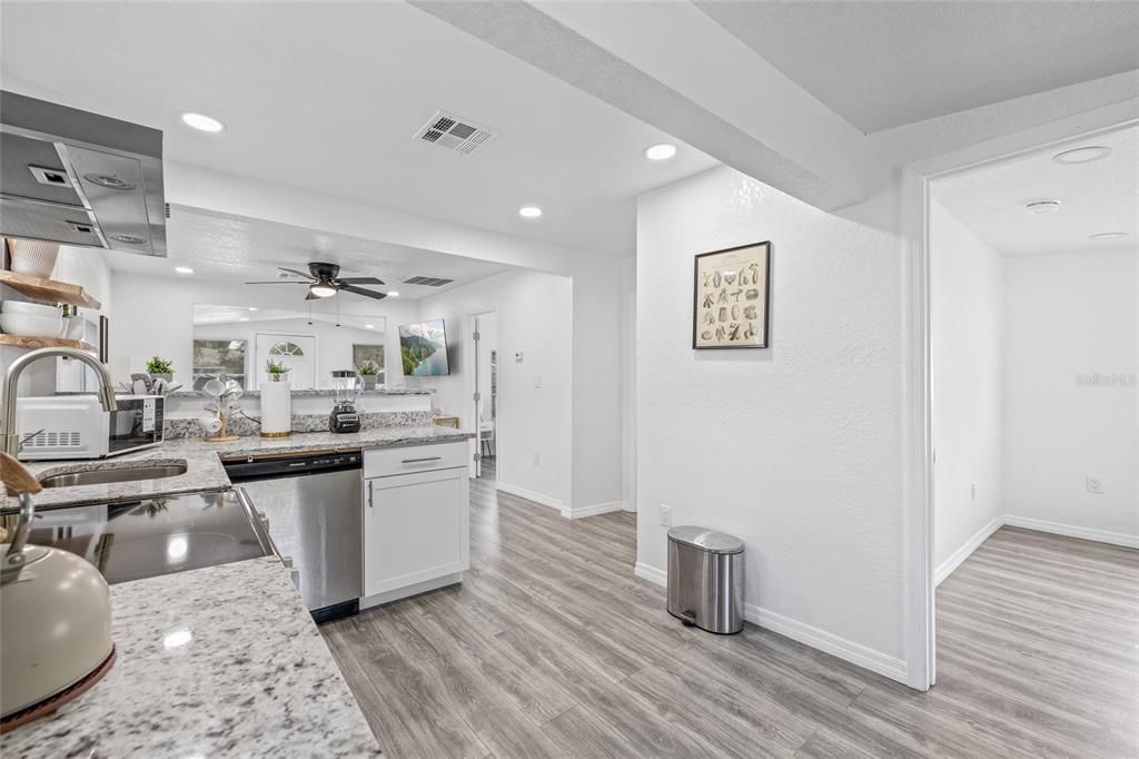 Active With Contract: $219,900 (2 beds, 1 baths, 744 Square Feet)