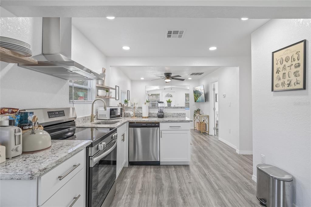 Active With Contract: $219,900 (2 beds, 1 baths, 744 Square Feet)