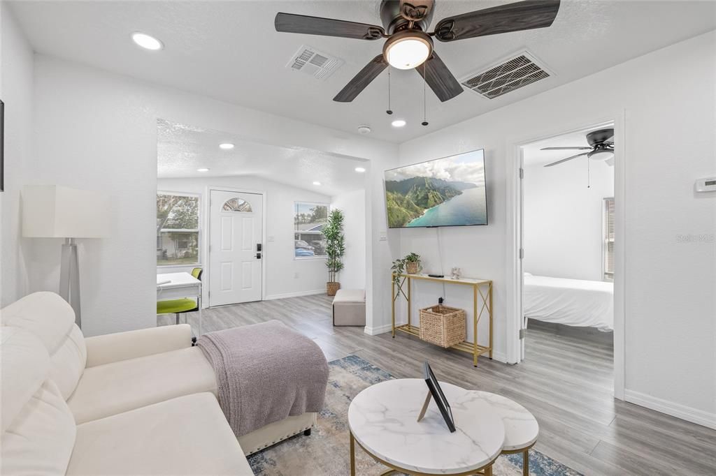 Active With Contract: $219,900 (2 beds, 1 baths, 744 Square Feet)