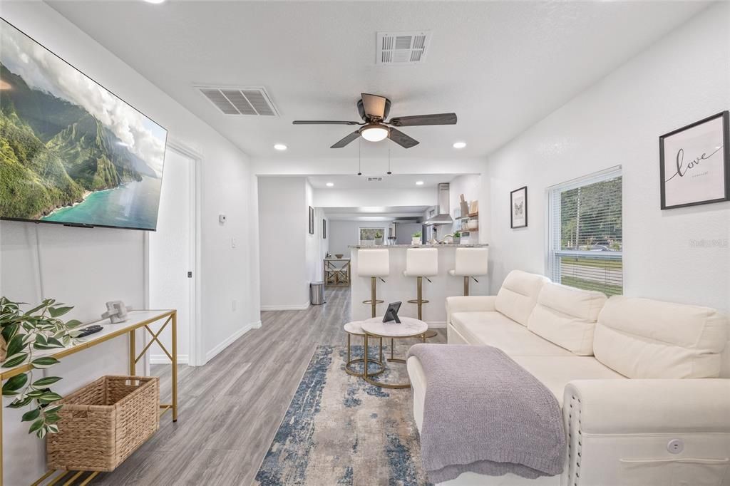 Active With Contract: $219,900 (2 beds, 1 baths, 744 Square Feet)