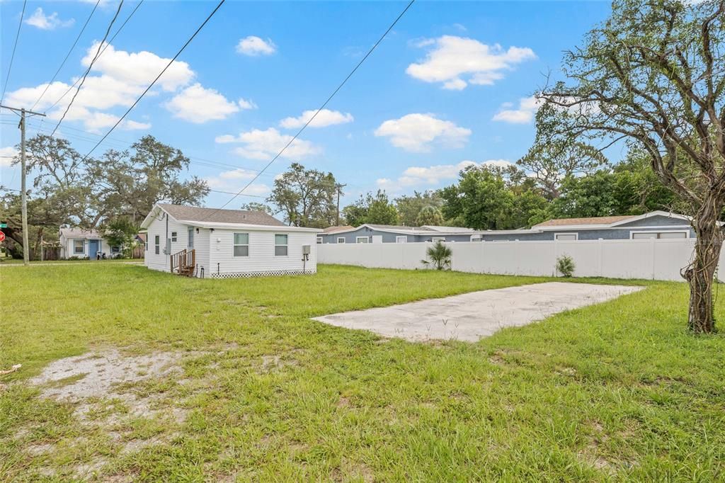 Active With Contract: $219,900 (2 beds, 1 baths, 744 Square Feet)