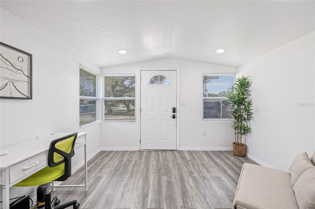 Active With Contract: $219,900 (2 beds, 1 baths, 744 Square Feet)