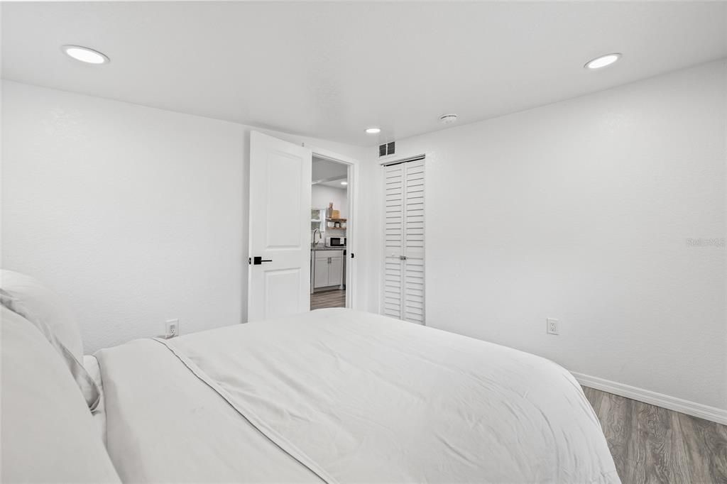 Active With Contract: $219,900 (2 beds, 1 baths, 744 Square Feet)