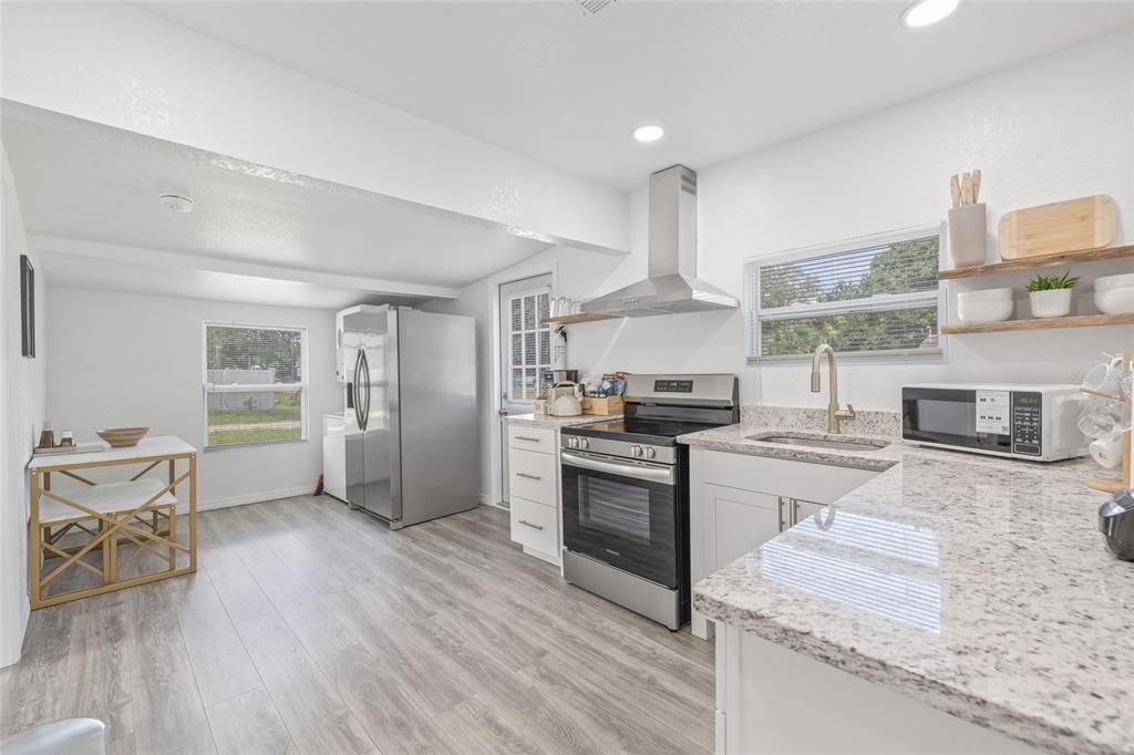 Active With Contract: $219,900 (2 beds, 1 baths, 744 Square Feet)