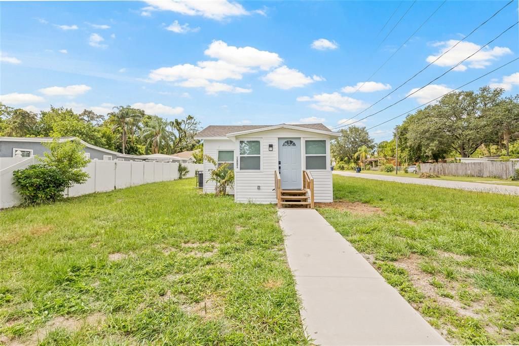 Active With Contract: $219,900 (2 beds, 1 baths, 744 Square Feet)