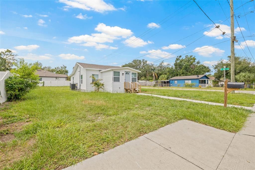 Active With Contract: $219,900 (2 beds, 1 baths, 744 Square Feet)