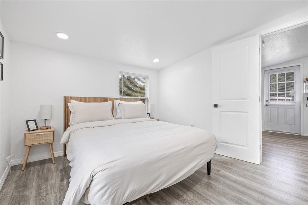 Active With Contract: $219,900 (2 beds, 1 baths, 744 Square Feet)