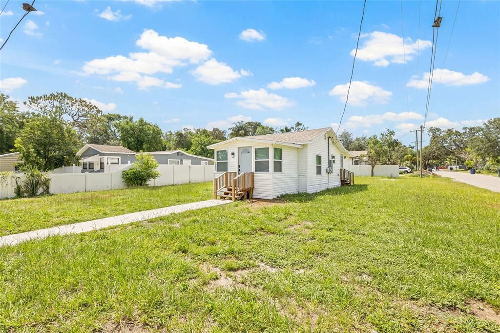 Active With Contract: $219,900 (2 beds, 1 baths, 744 Square Feet)