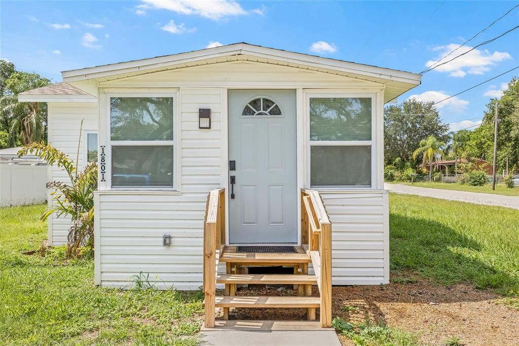 Active With Contract: $219,900 (2 beds, 1 baths, 744 Square Feet)