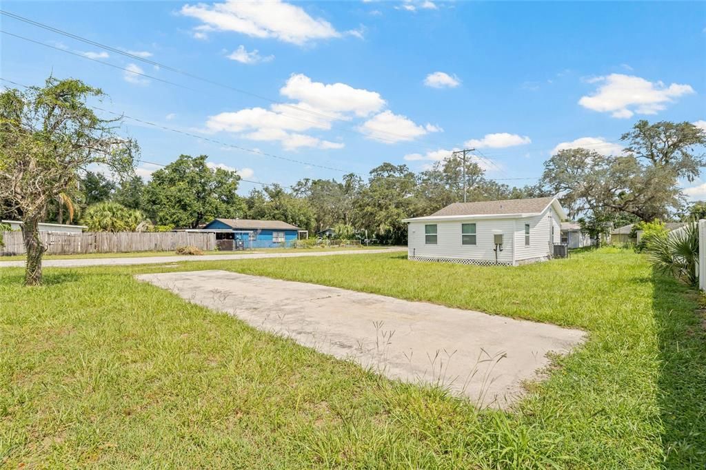 Active With Contract: $219,900 (2 beds, 1 baths, 744 Square Feet)