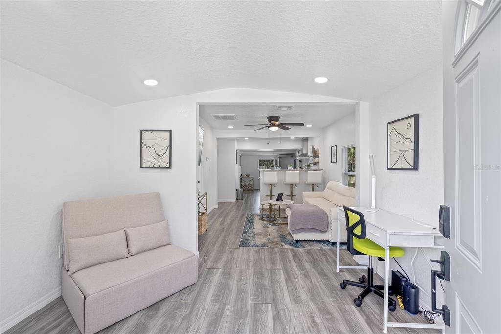 Active With Contract: $219,900 (2 beds, 1 baths, 744 Square Feet)