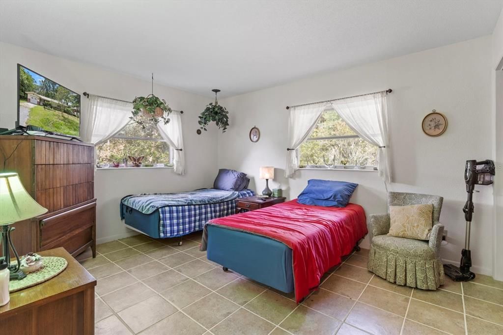 For Sale: $225,000 (2 beds, 1 baths, 1076 Square Feet)