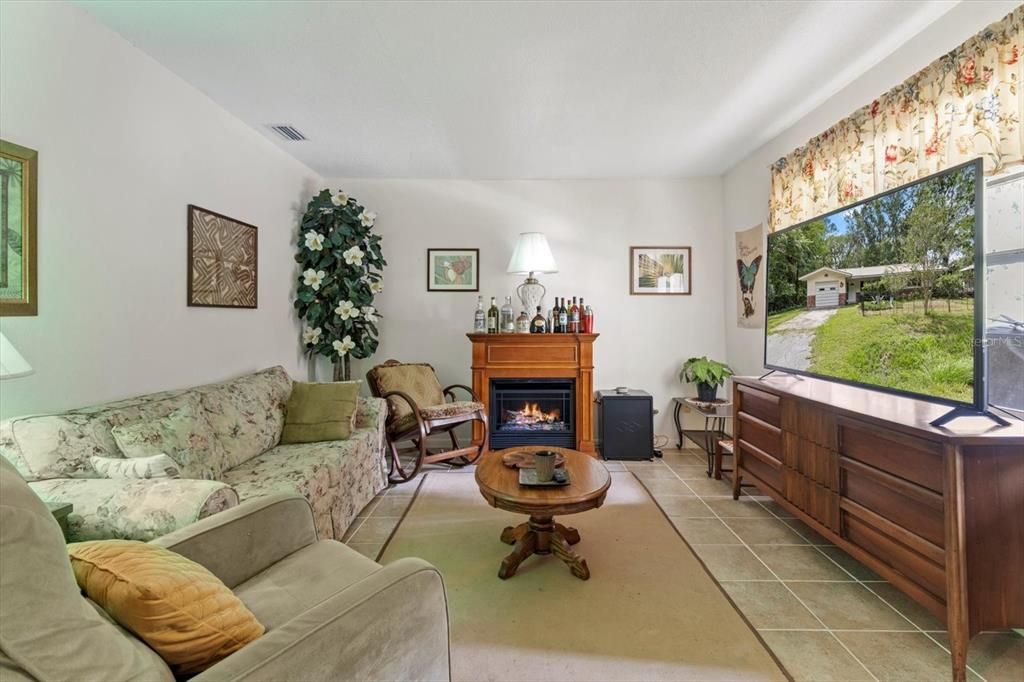 For Sale: $225,000 (2 beds, 1 baths, 1076 Square Feet)