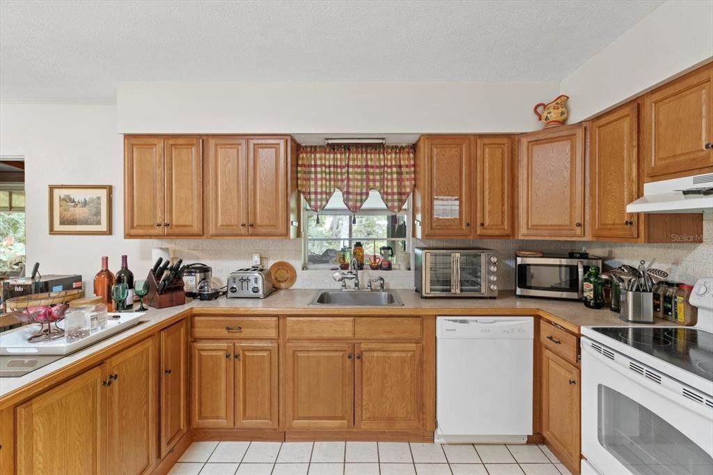 For Sale: $225,000 (2 beds, 1 baths, 1076 Square Feet)