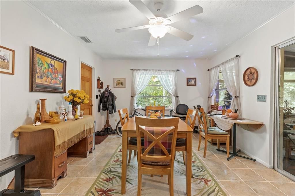 For Sale: $225,000 (2 beds, 1 baths, 1076 Square Feet)