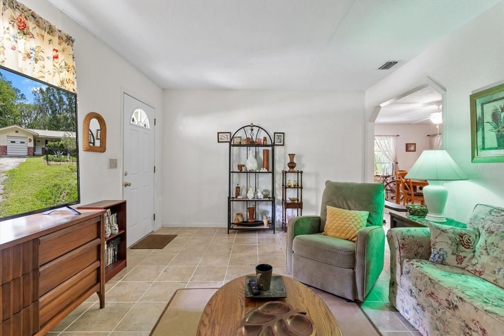 For Sale: $225,000 (2 beds, 1 baths, 1076 Square Feet)