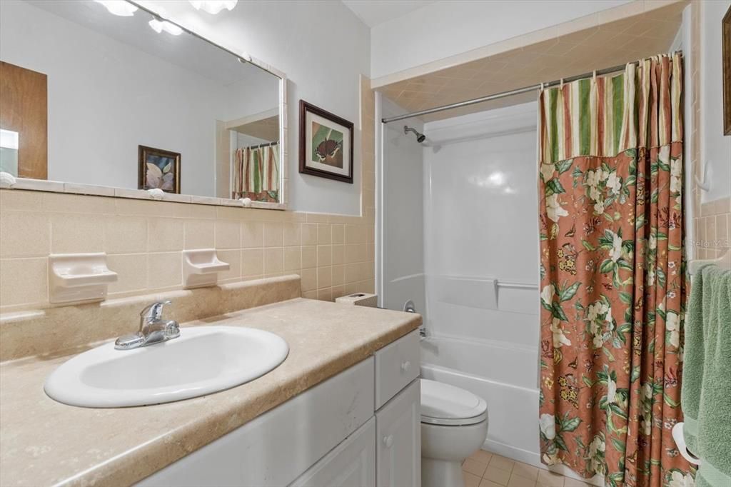 For Sale: $225,000 (2 beds, 1 baths, 1076 Square Feet)