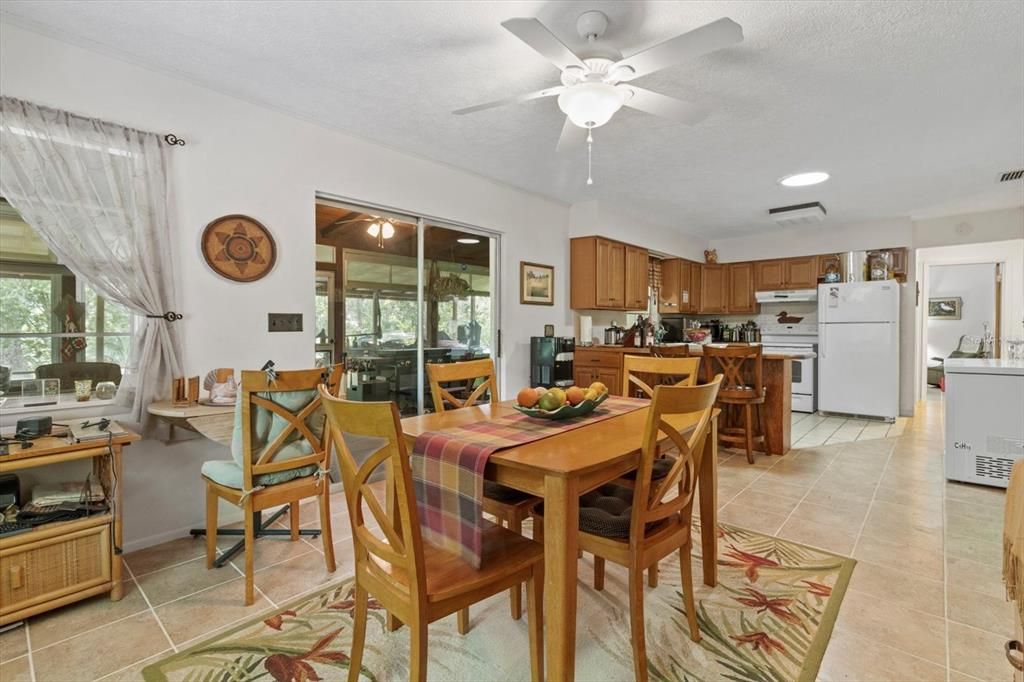 For Sale: $225,000 (2 beds, 1 baths, 1076 Square Feet)