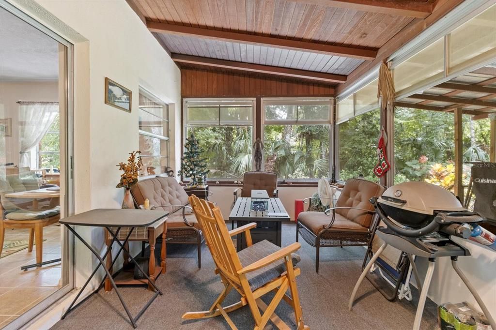 For Sale: $225,000 (2 beds, 1 baths, 1076 Square Feet)