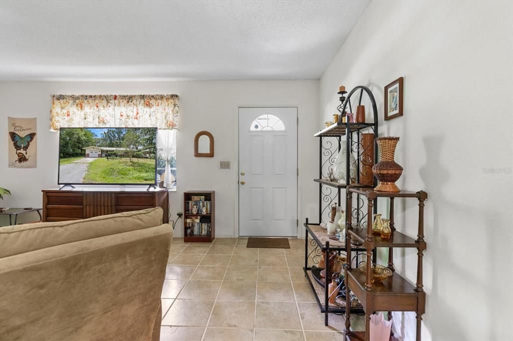 For Sale: $225,000 (2 beds, 1 baths, 1076 Square Feet)