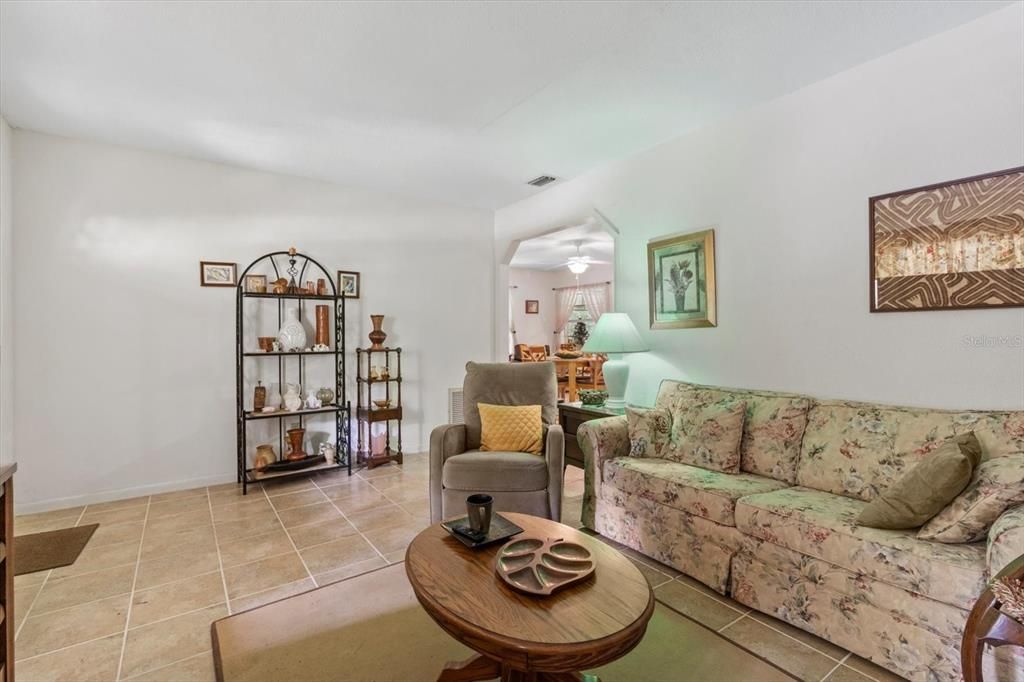 For Sale: $225,000 (2 beds, 1 baths, 1076 Square Feet)