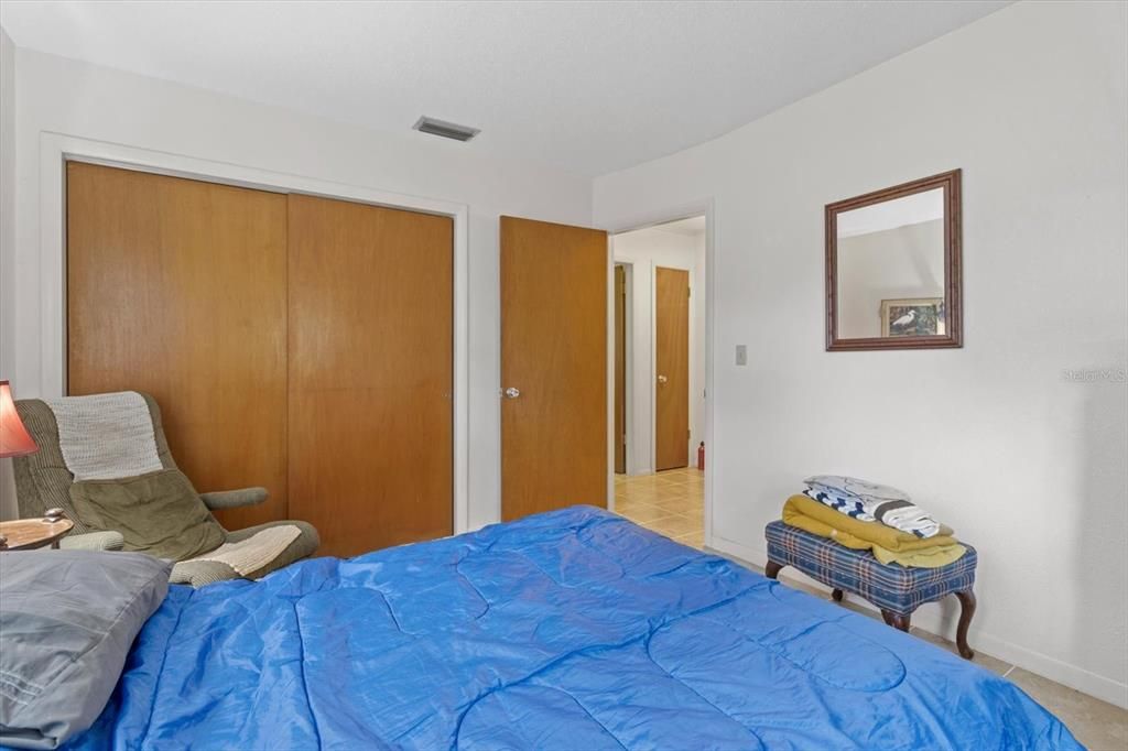 For Sale: $225,000 (2 beds, 1 baths, 1076 Square Feet)