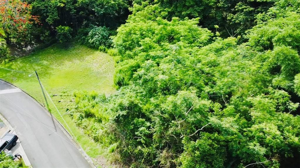 En Venta: $330,000 (1.04 acres)