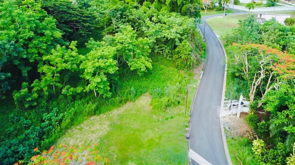 En Venta: $330,000 (1.04 acres)