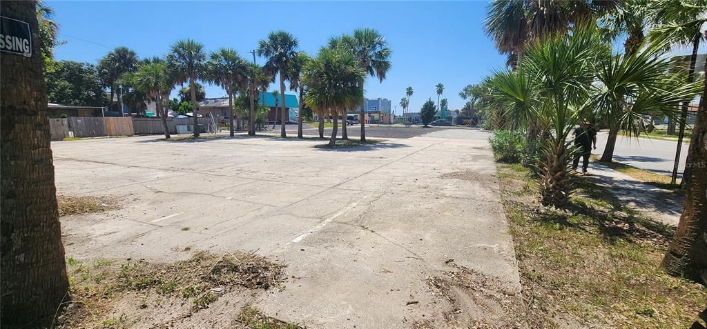 На продажу: $1,100,000 (0.25 acres)