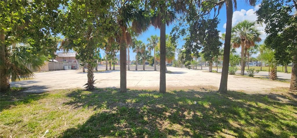 На продажу: $1,100,000 (0.25 acres)