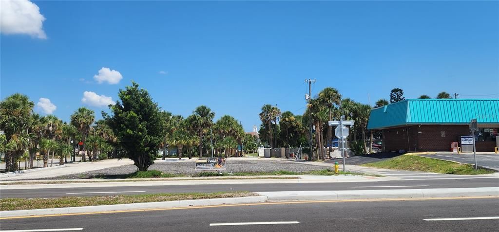 На продажу: $1,100,000 (0.25 acres)