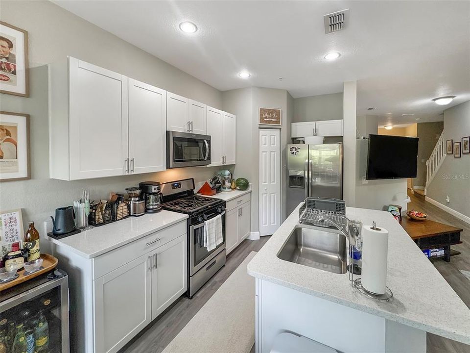 Под контрактом: $267,900 (3 спален, 2 ванн, 1686 Квадратных фут)